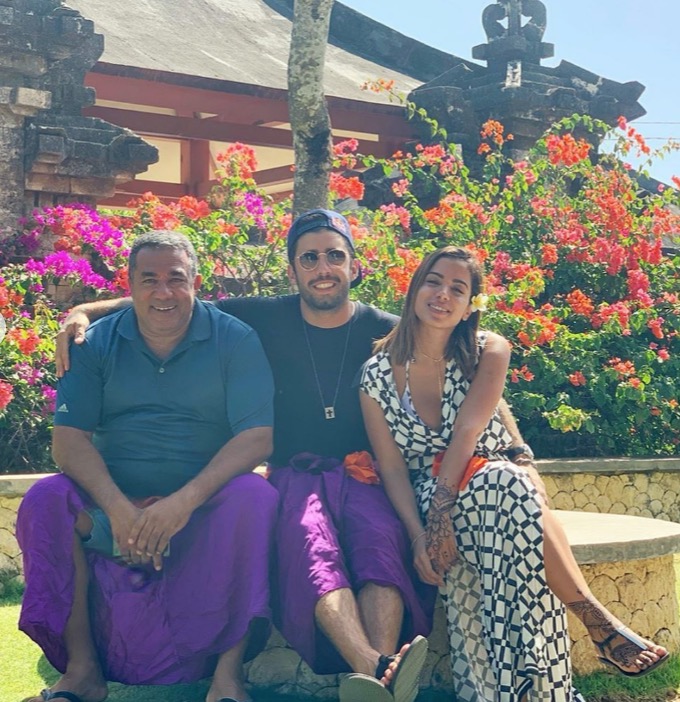 Pedro Scooby posta nova foto ao lado de Anitta e do 'sogrão' em viagem romântica