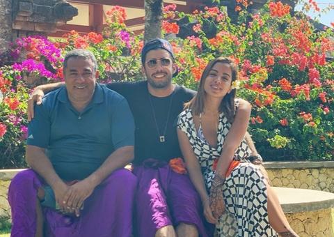 Pedro Scooby posta nova foto ao lado de Anitta e do 'sogrão' em viagem romântica