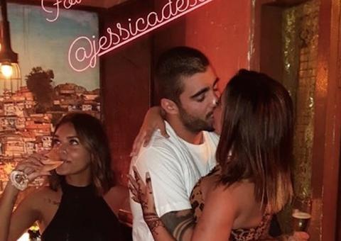 Anitta e Pedro Scooby posam aos beijos em Bali