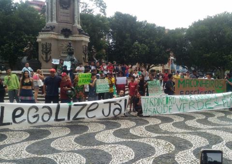 Manifestantes pedem a legalização da maconha em Manaus 