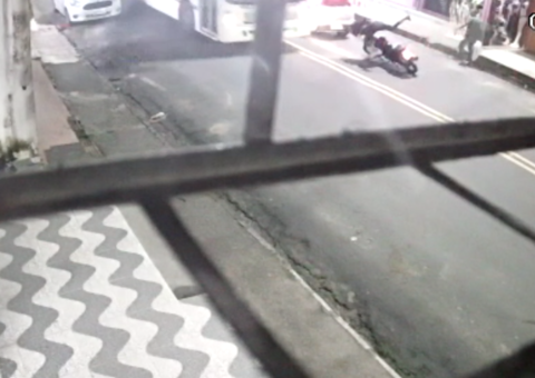 Vídeo mostra momento em que jovem é esmagado por ônibus em Manaus 