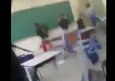 Vídeo mostra alunos arremessando livros e cadeiras em professora 
