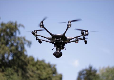 Com drone, homem filma momentos íntimos de moradores em prédio e é preso