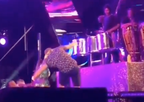 Vídeo: Ivete tem melhor reação ao ser derrubada por fã durante show