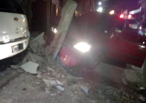 Embriagado, homem perde controle do carro e atinge residência em Manaus