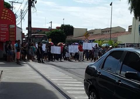 Pais protestam contra novo calendário com aulas aos sábados e feriados em escola de Manaus 