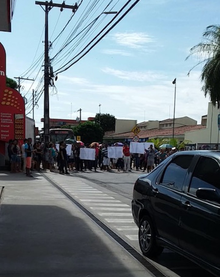 Pais protestam contra novo calendário com aulas aos sábados e feriados em escola de Manaus 