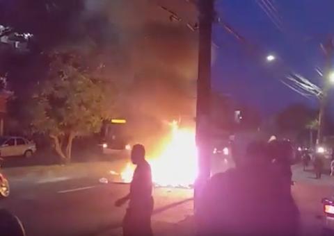 Moradores fazem manifestação em avenida de Manaus: 'estamos no alagado'