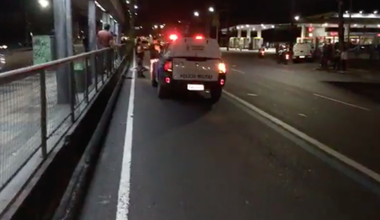 Homem morre atropelado por carro ao tentar atravessar avenida em Manaus 