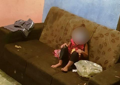 Mãe deixa filha de 3 anos sozinha em casa para ir à festa e é presa 