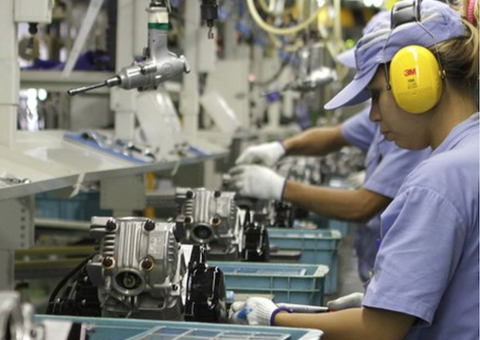 Produção da indústria cai 3,9% no mês de abril, diz IBGE