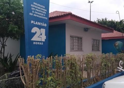 Homem é preso suspeito de consumir drogas com adolescentes em frente à delegacia de Manaus 