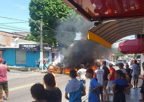 Moradores ateiam fogo em móveis e interditam rua durante protesto em Manaus 