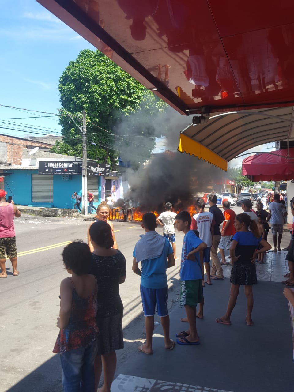 Moradores ateiam fogo em móveis e interditam rua durante protesto em Manaus 