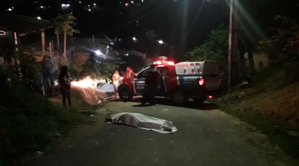 Criminosos batem em porta da casa de homem e o matam com oito tiros em Manaus