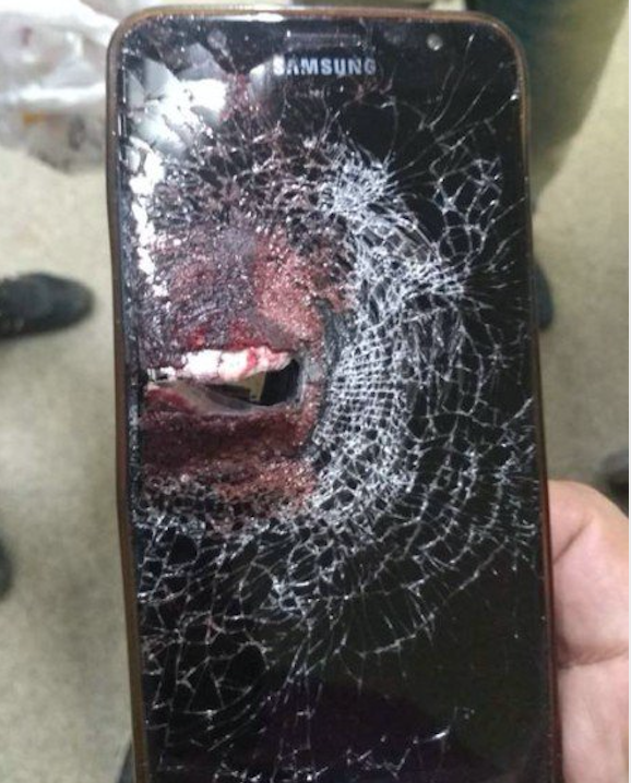 Celular no bolso ‘salva' PM da morte durante troca de tiros no RJ 