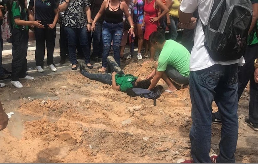 Estudante é atropelada por ônibus ao tentar atravessar avenida de Manaus 