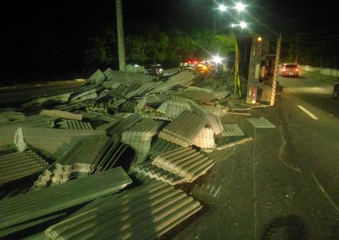 Carreta carregada de telhas tomba em avenida de Manaus 