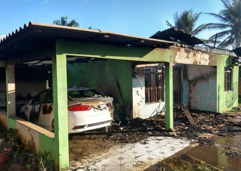 Descontrolado, homem tenta matar esposa e ateia fogo nela e na própria casa 