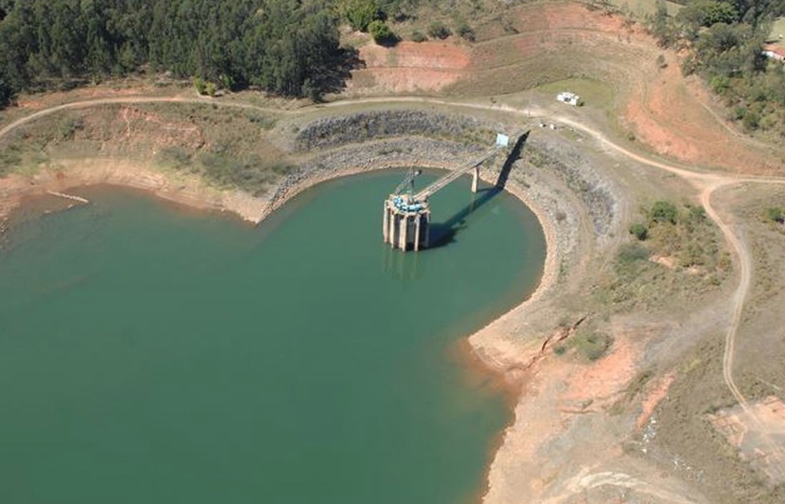 Água desperdiçada no país equivale a quase sete sistemas Cantareira