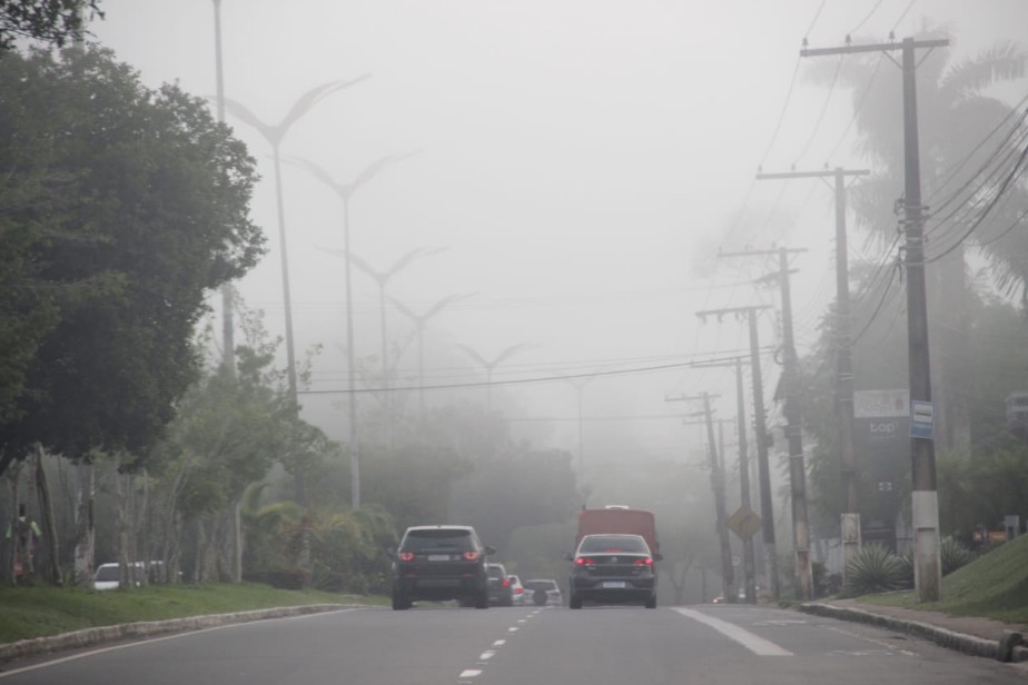 Manaus amanhece coberta com neblina nesta quinta