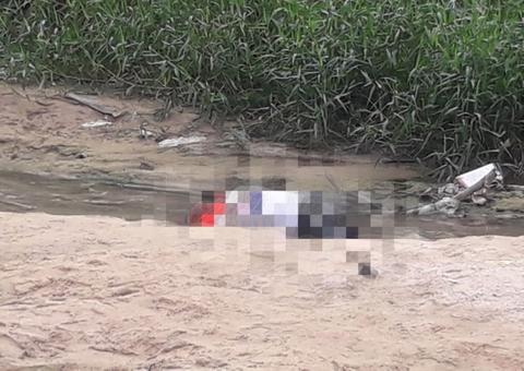 Homem é encontrado morto com mãos amarradas e tiro na cabeça em igarapé de Manaus 