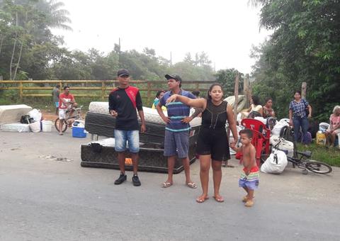 Polícia derruba barracos e retira famílias de área invadida em Manaus 