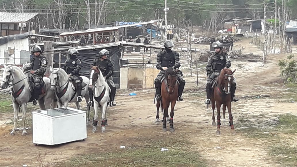 Polícia derruba barracos e retira famílias de área invadida em Manaus 