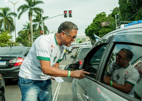 Presidentes do Manaus vendem rifas no sinal para pagar salários de jogadores 