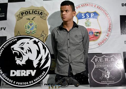 Homem suspeito de homícidio é preso com revólver dentro de carro roubado em Manaus