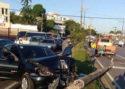 Carro 'leva' poste de energia e deixa trânsito caótico em avenida de Manaus