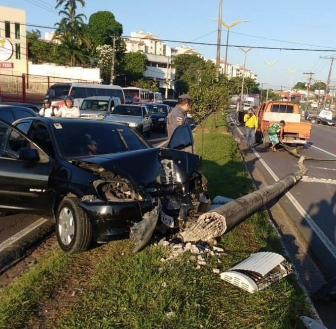 Carro 'leva' poste de energia e deixa trânsito caótico em avenida de Manaus