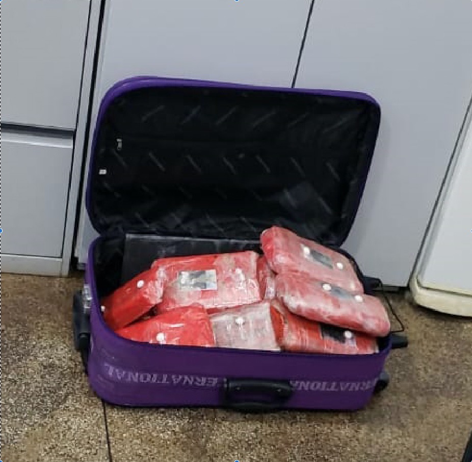 Polícia apreende 19kg de oxi em mala encontrada dentro de barco no Amazonas 