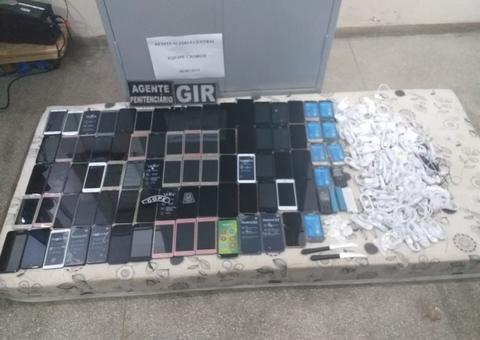 Agentes flagram freezer 'recheado' com 84 celulares em penitenciária