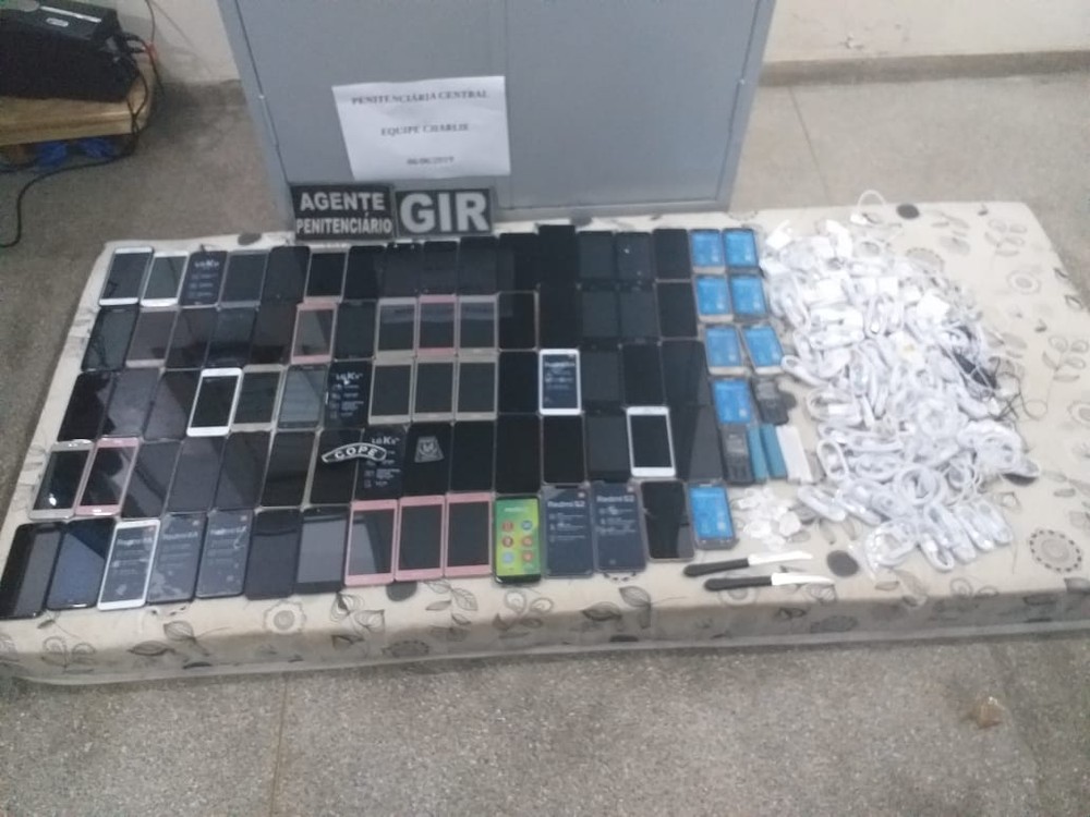 Agentes flagram freezer 'recheado' com 84 celulares em penitenciária