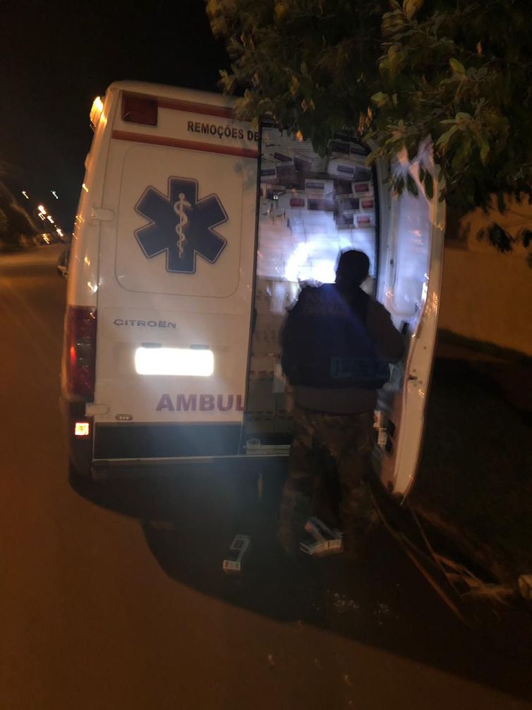 PF apreende ambulância e caminhões com cigarros contrabandeados