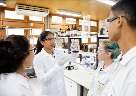 Fapeam amplia número de bolsas para estudantes de iniciação científica no AM