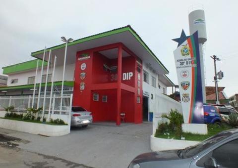 Populares se vingam do assaltante errado e espancam menino de 13 anos em Manaus