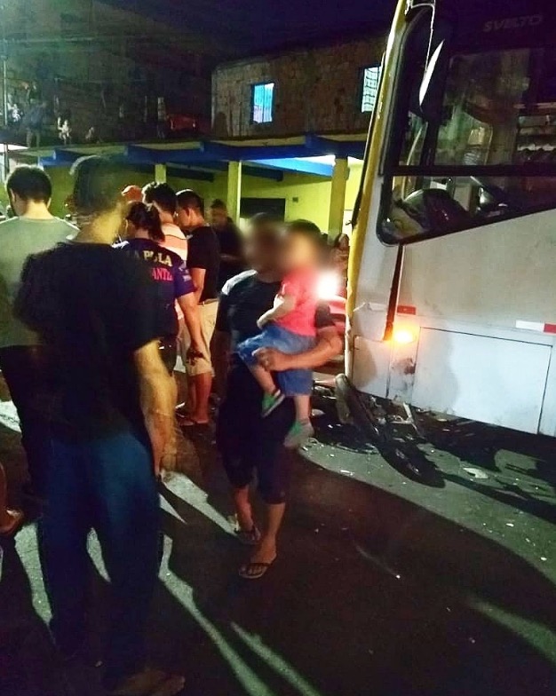 Atropelado por ônibus, motociclista fica em estado grave em Manaus