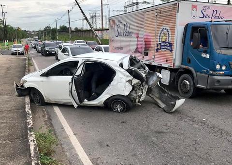 Carro fica destruído após motorista perder o controle e bater no poste em avenida de Manaus 