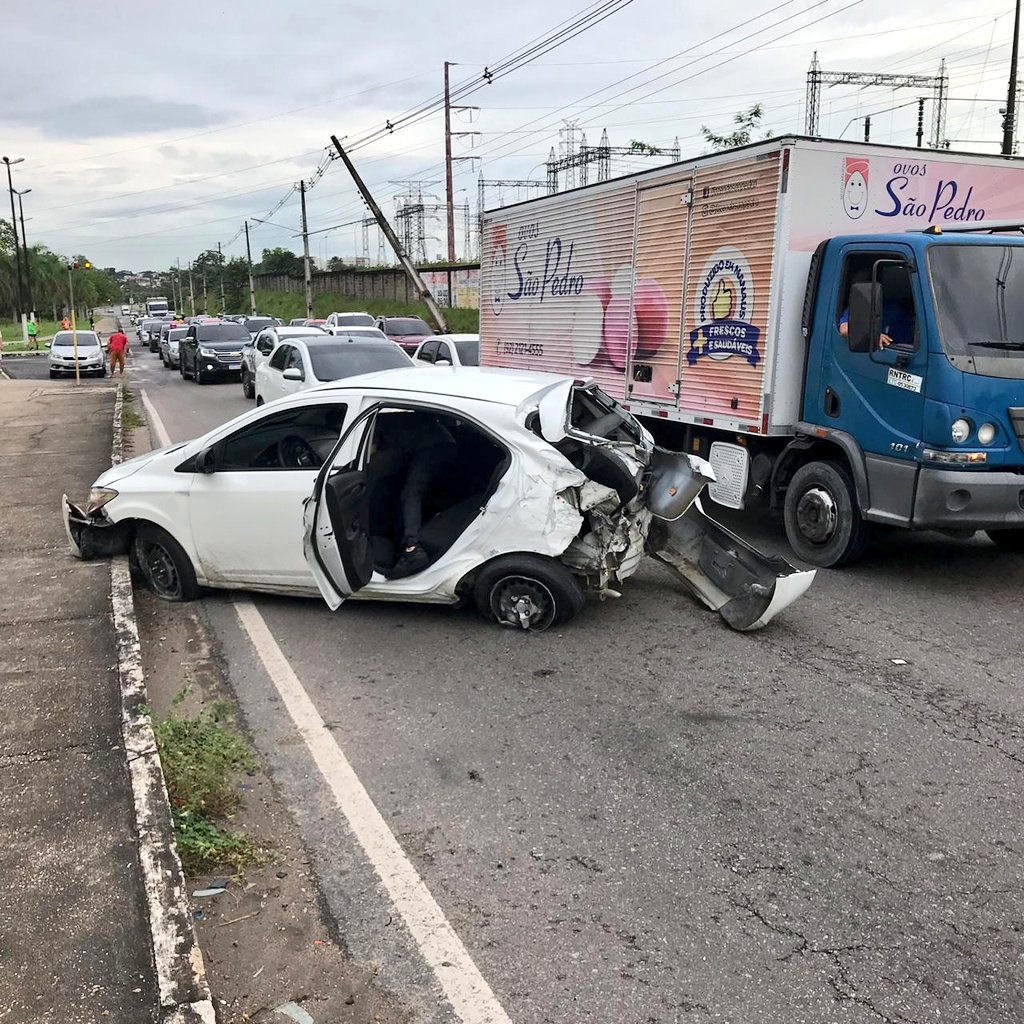 Carro fica destruído após motorista perder o controle e bater no poste em avenida de Manaus 