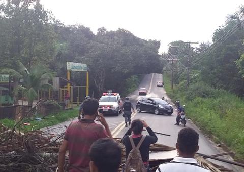 Moradores fecham avenida durante protesto em Manaus 