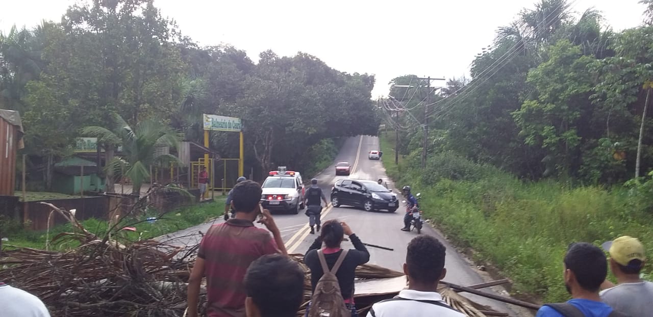 Moradores fecham avenida durante protesto em Manaus 