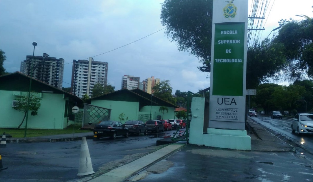 Estudante é atropelada no estacionamento da UEA em Manaus