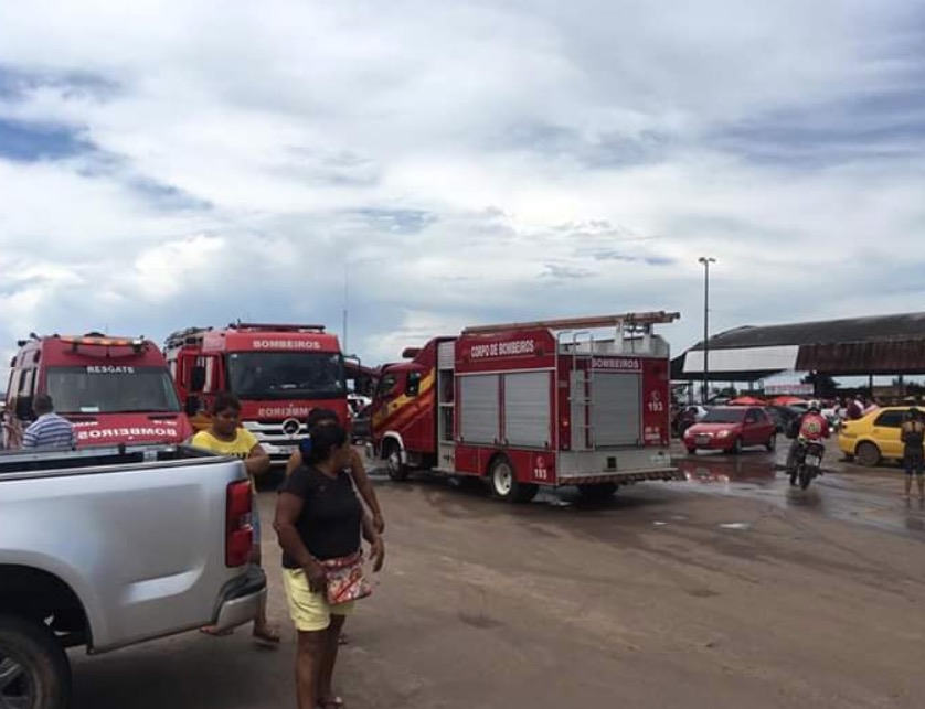 Avião faz pouso forçado e desaparece em rio no Iranduba 