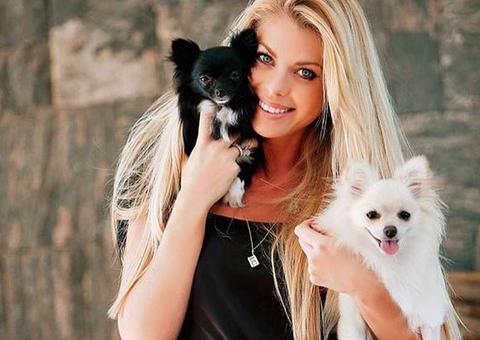 Público compra todas as roupas de Caroline Bittencourt em 1 dia de bazar