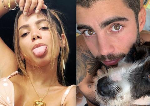 Pedro Scooby chega no Brasil e posta foto de Anitta de fio-dental