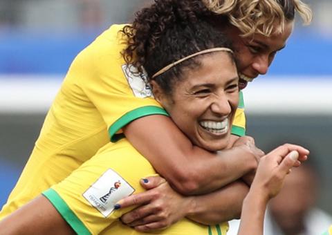 Cristiane recebe flores após jogo: 'quando eu te peço em casamento você reclama'