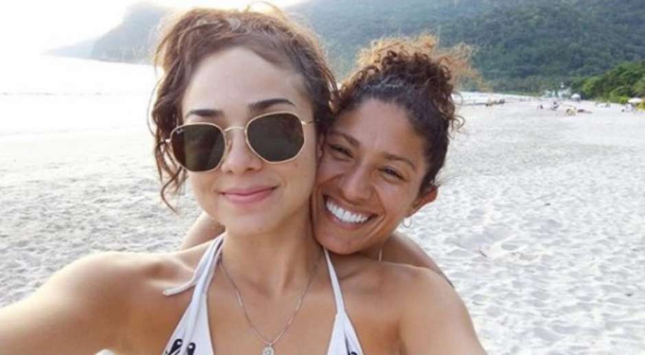 Cristiane recebe flores após jogo: 'quando eu te peço em casamento você reclama'