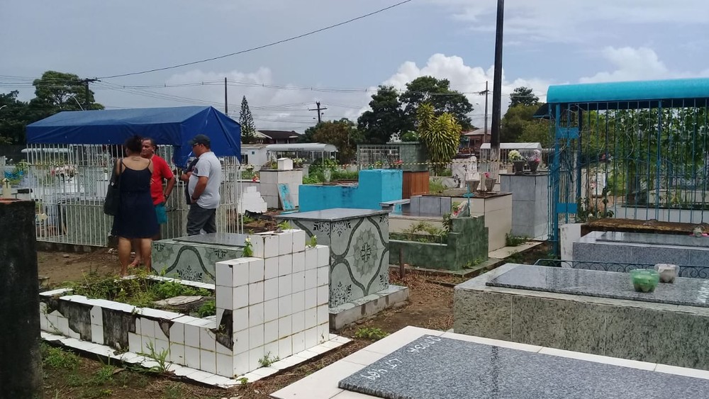 Cadáver de mulher é desenterrado de túmulo e queimado em cemitério 